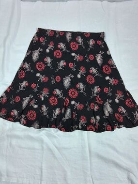 Briggs black ruffle hem skirt with elastic waist- red floral print size L